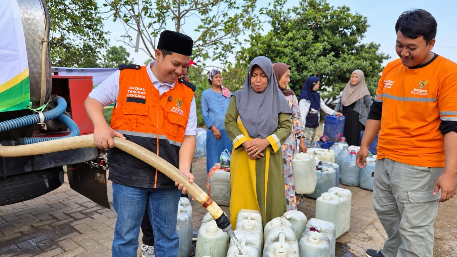 Penyaluran air bersih bagi warga terdampak kekeringan