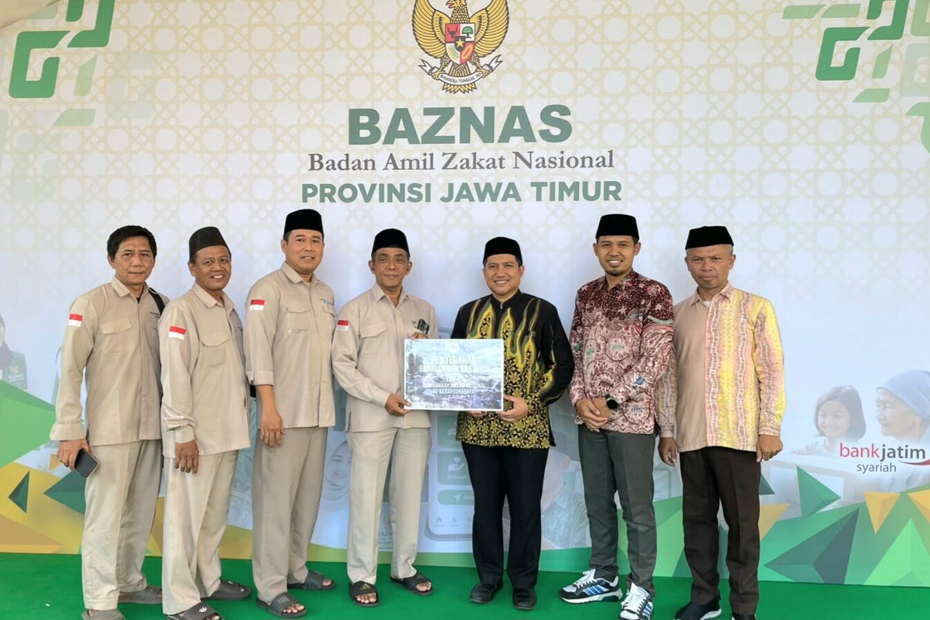 Penyerahan donasi jamaah Masjid Al-Akbar melalui BAZNAS Jatim