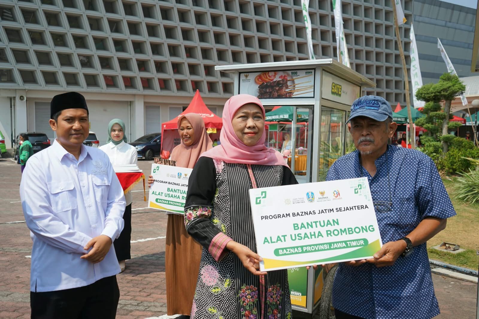 Bantuan alat usaha rombong program BAZNAS Jatim Sejahtera