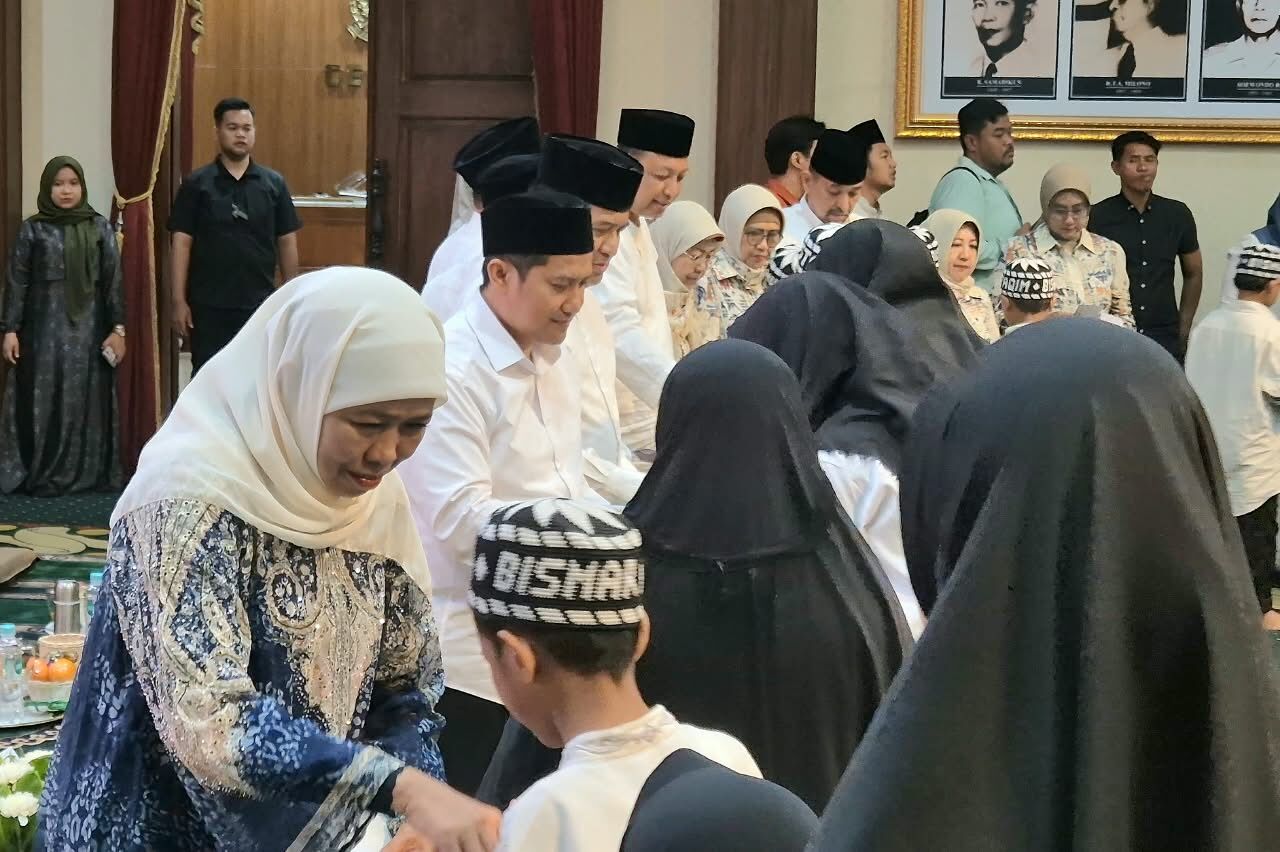 Santunan 81 anak yatim di Grahadi, rangkaian Hari Jadi ke-81 Jawa Timur